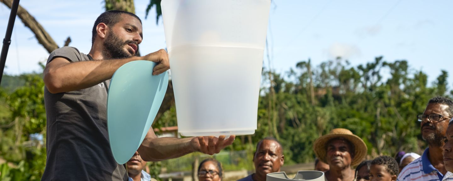 A man demonstrates how to use KOHLER® Clarity™ water filter