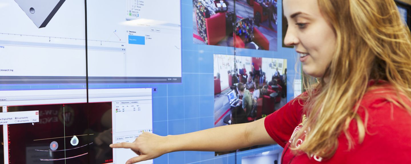 A University of Wisconsin-MadisoA student looks at a screen in the Kohler Innovation Visualization Studio