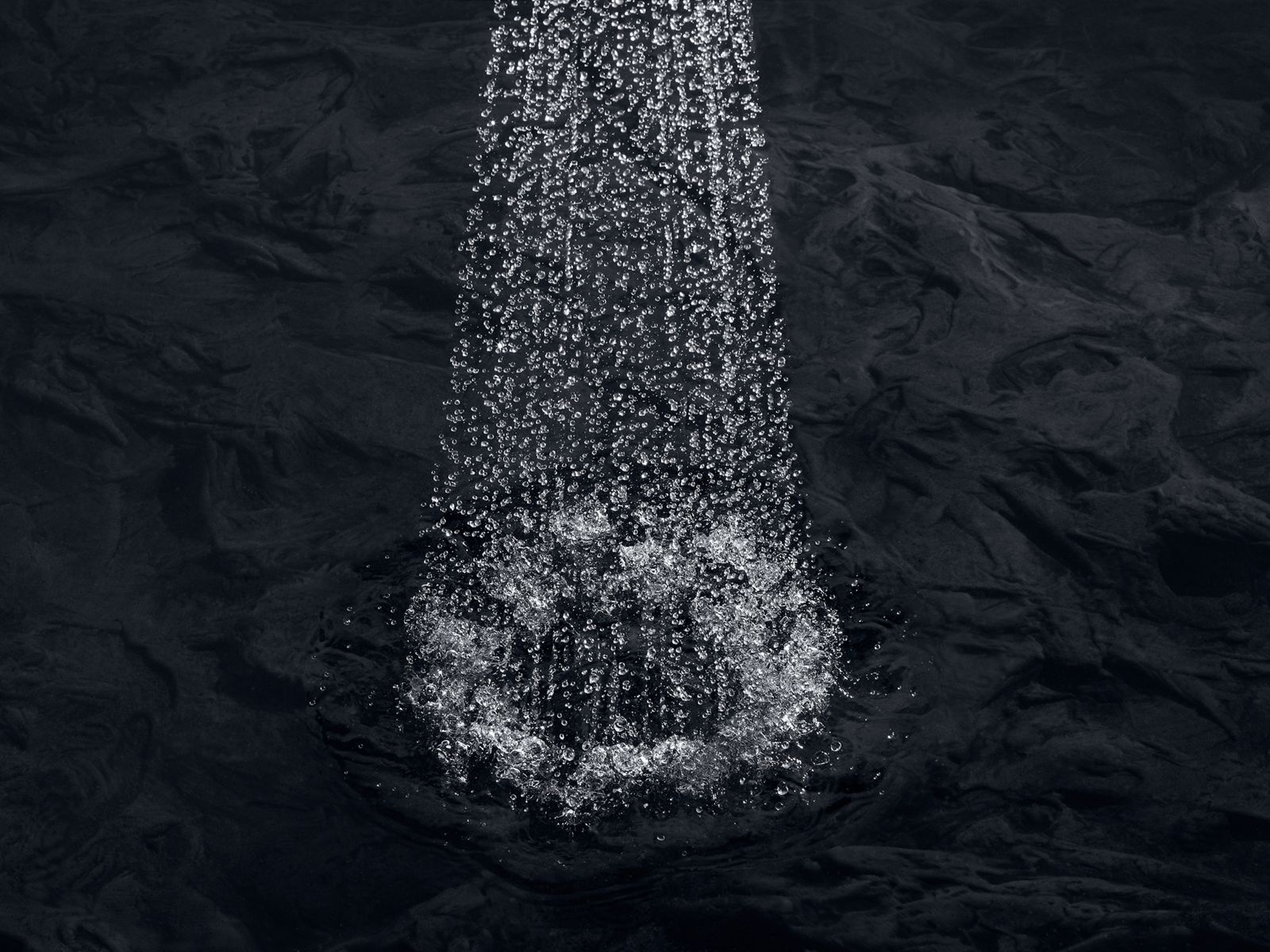 Shows spray pattern or water movement
