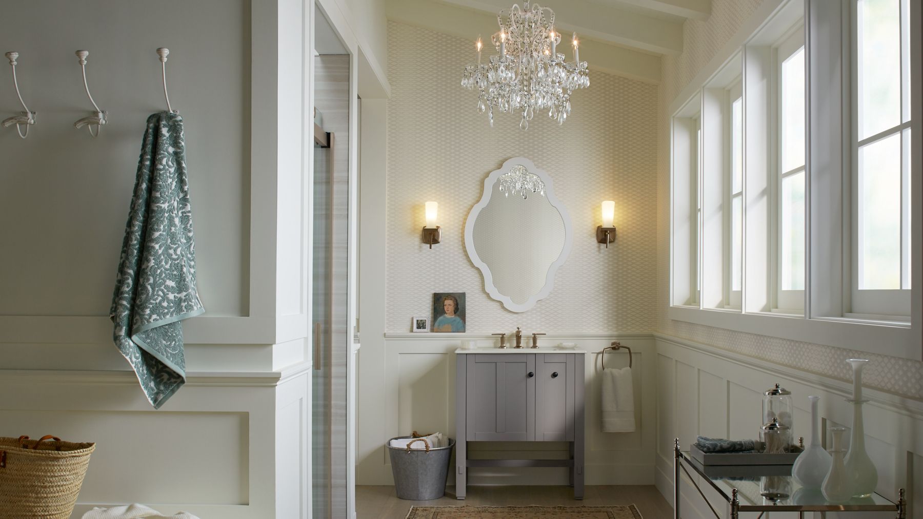 Traditional, coastal-themed bathroom with early American design