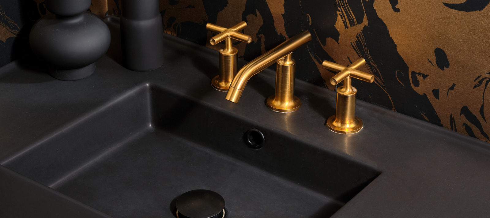 <p>The Purist® faucet in Vibrant Brushed Moderne Brass adds a warm, luxurious touch.</p>