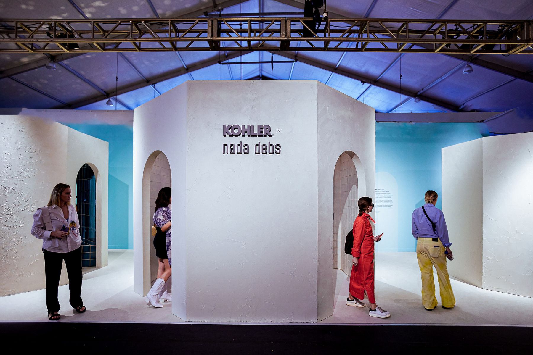 L’extérieur d’une installation créée par Nada Debs au Design Miami.