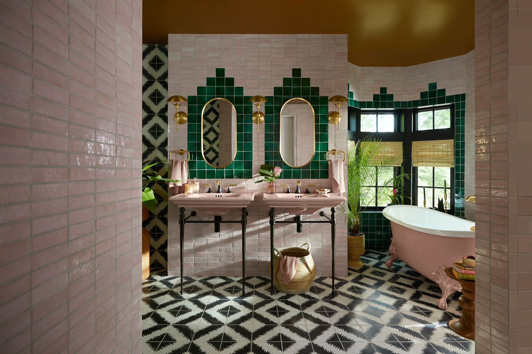 Une salle de bain lumineuse avec des accessoires de couleur Peachblow
