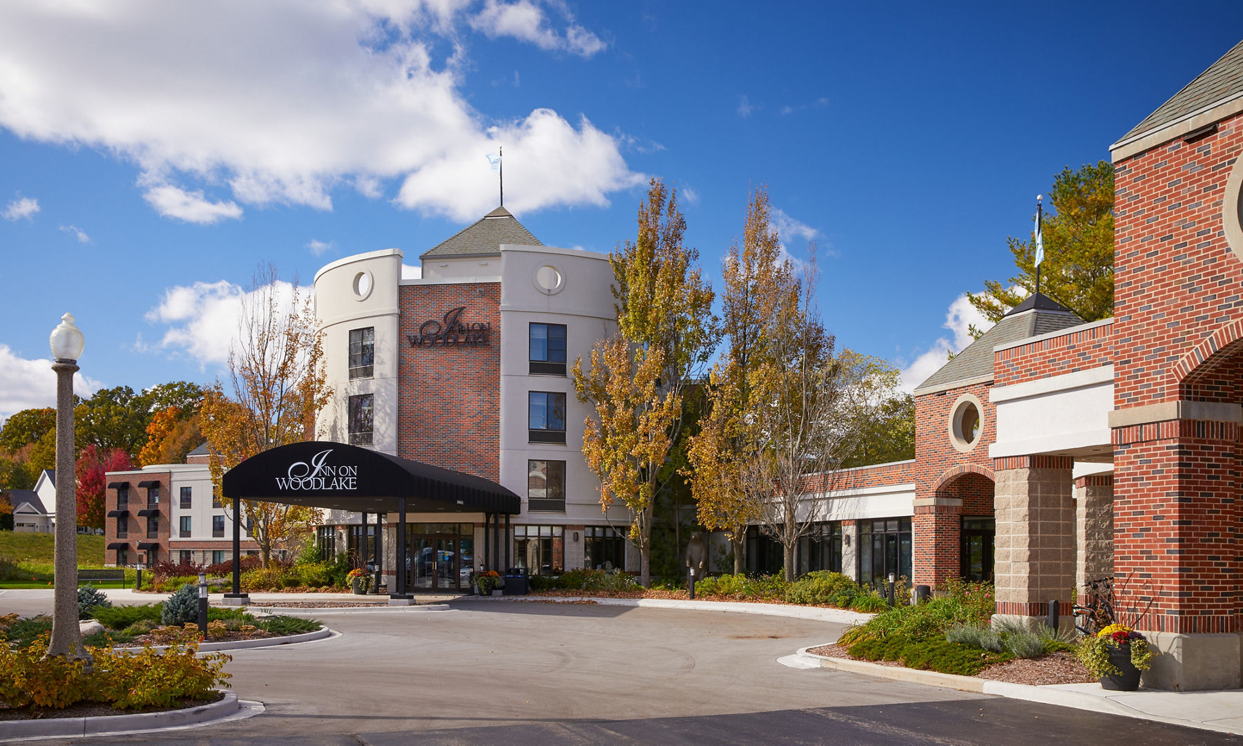 Exterior view of Inn on Woodlake structure in daylight.