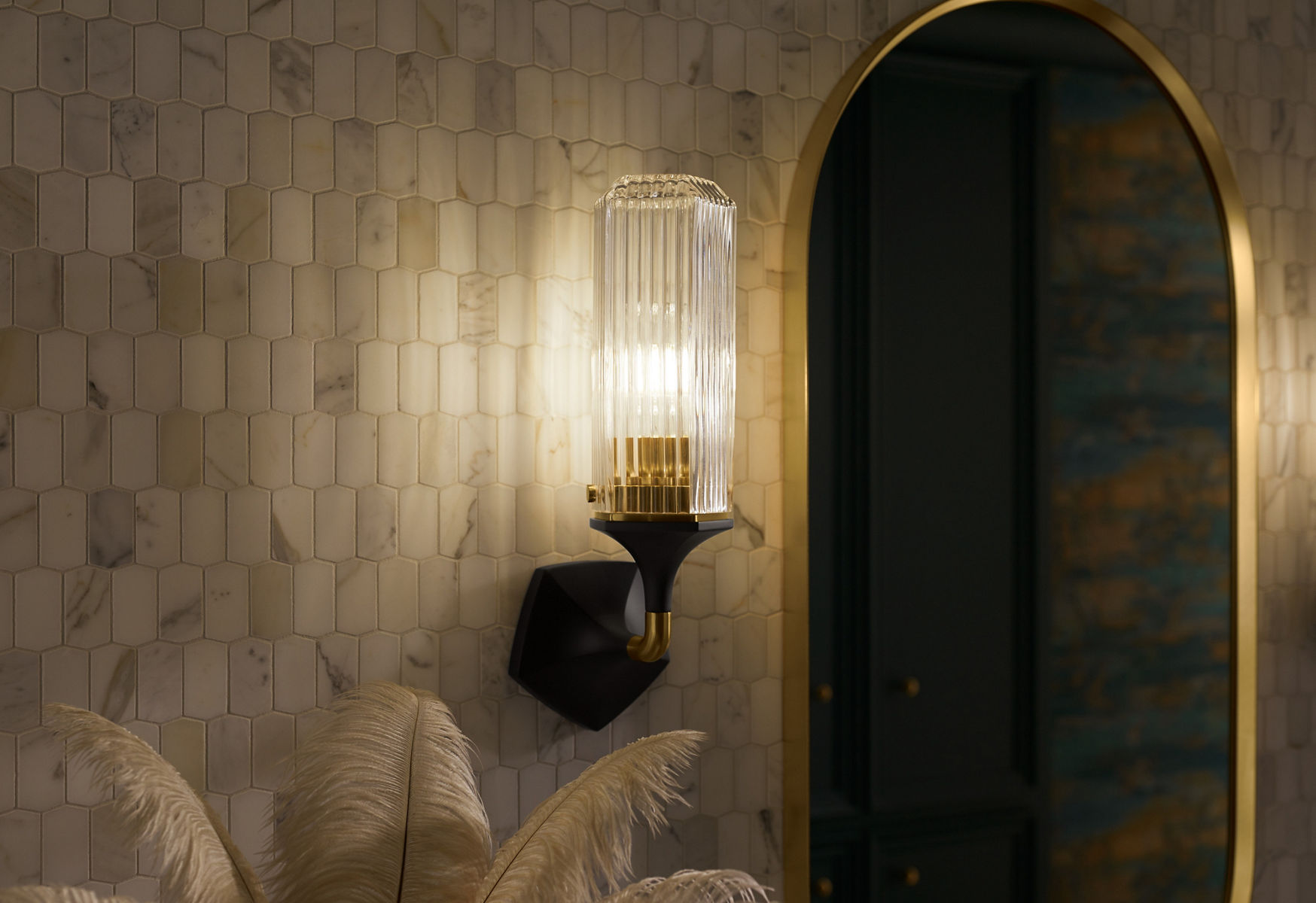 Une applique murale Occasion de KOHLER complète un miroir en forme de capsule Occasion.