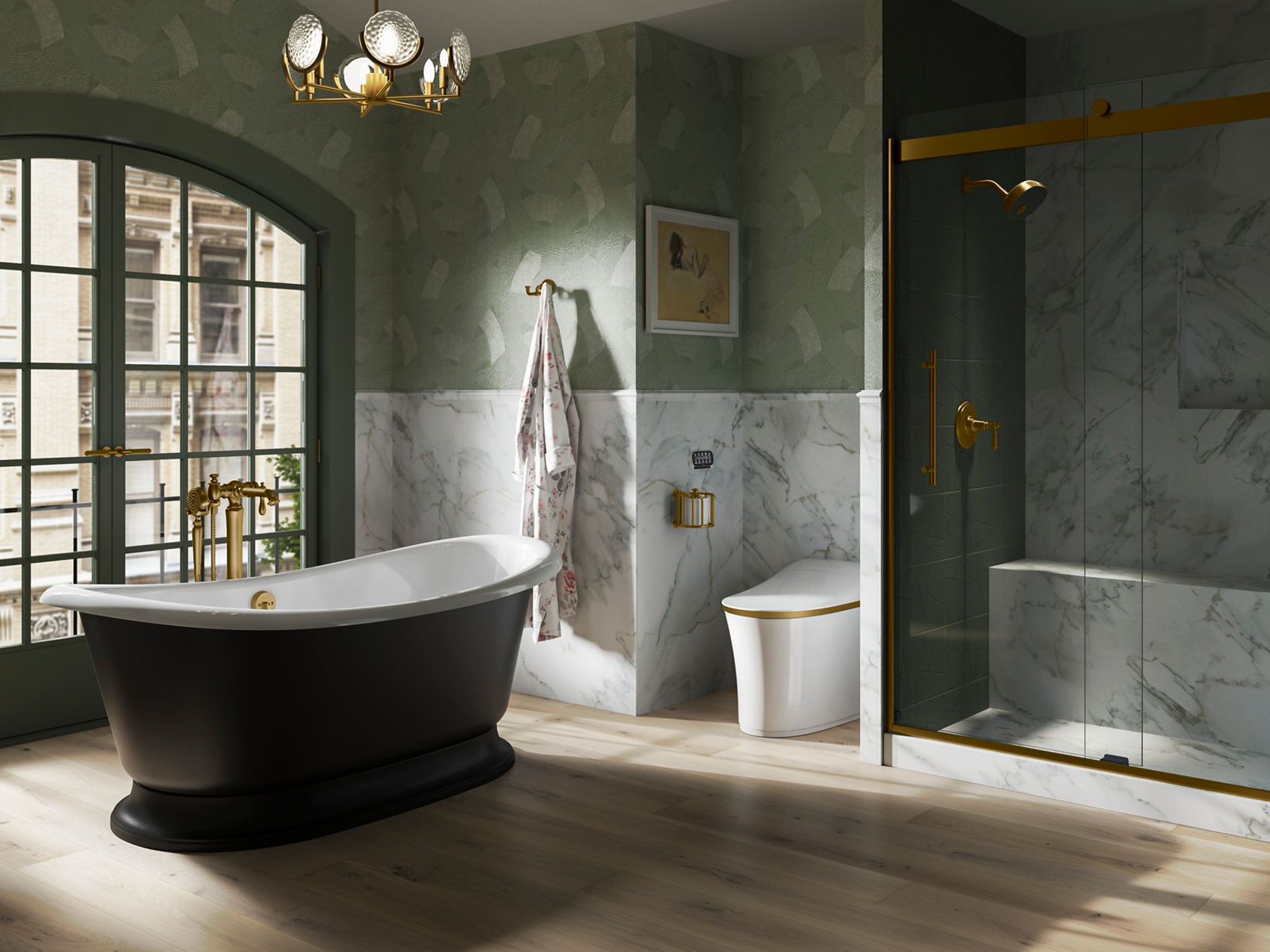 Image de format paysage d’une salle de bain baignée de soleil. Il y a une immense fenêtre sur le côté gauche et une baignoire autoportante en face. L’extérieur de la baignoire est noir et l’intérieur est blanc avec des robinets dorés. Un peignoir est suspendu à un crochet mural et, à côté, une toilette dont le couvercle est fermé et des garnitures dorées. Il y a du papier hygiénique de posé sur un porte-papier hygiénique doré au-dessus duquel sont accrochées des œuvres d’art. À l’extrême droite se trouve une douche avec des portes en verre bordées d’or, une pomme de douche et un levier en or.
