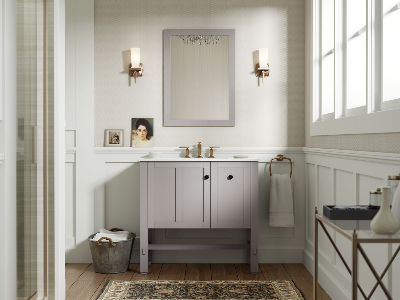 Un miroir rectangulaire Tresham de KOHLER dans un cadre gris est suspendu au-dessus d’un meuble-lavabo Tresham gris avec dessus blanc et robinet déployé à poignée à levier Margaux.