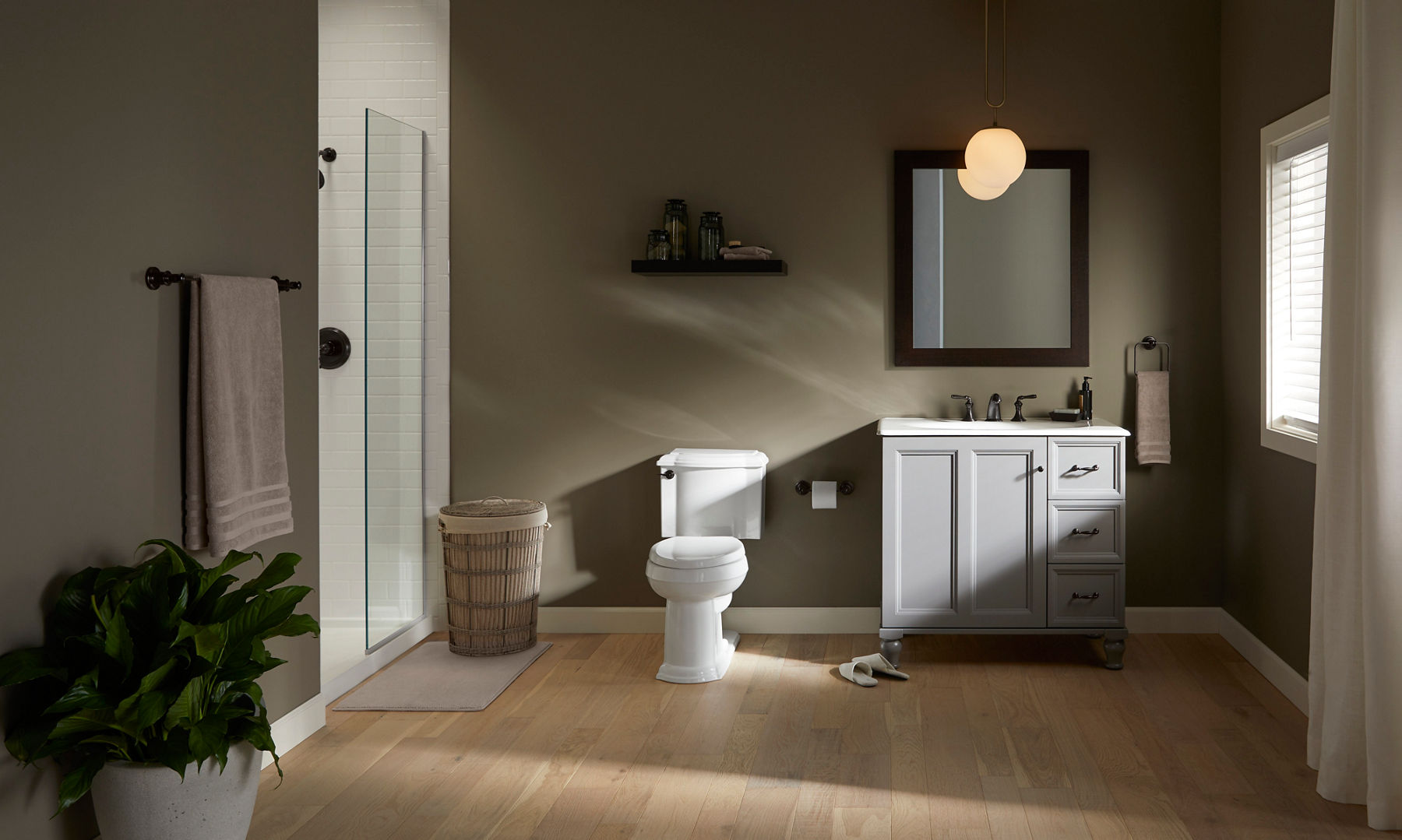 Une salle de bain en havane neutre profond et gris avec les produits de la collection Devonshire.