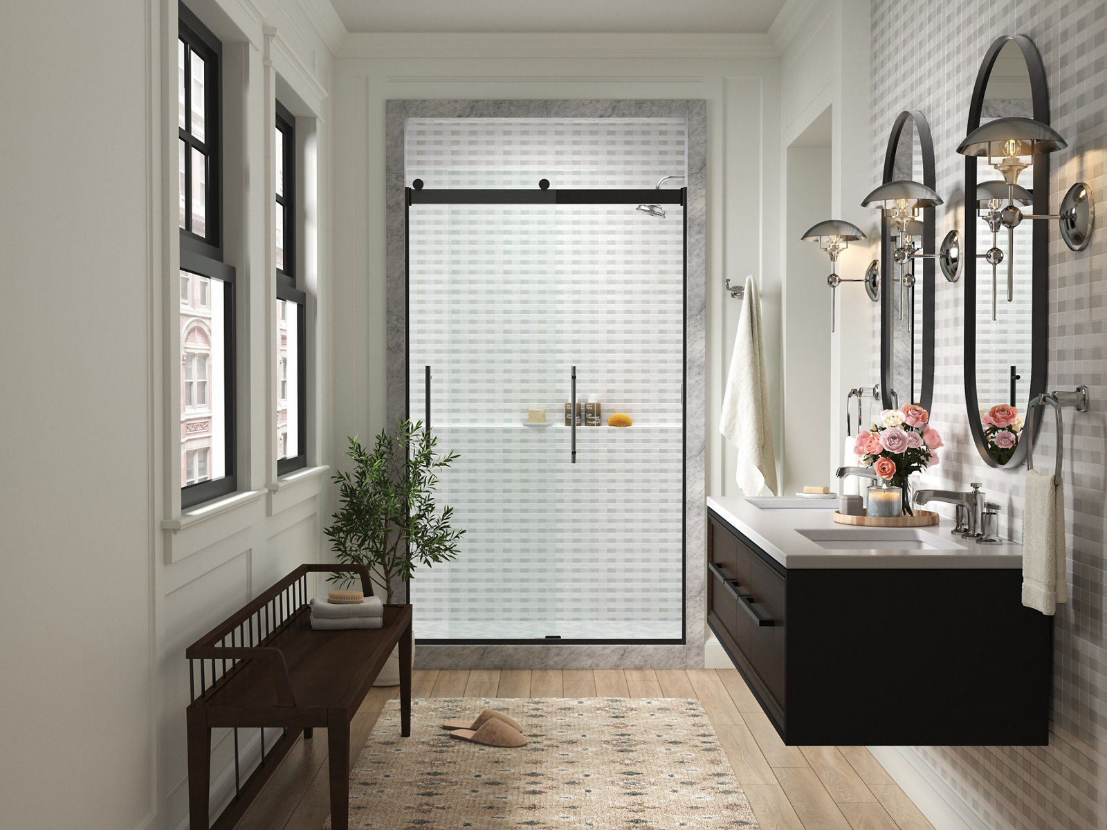 Porte de douche coulissante KOHLER avec garniture noire au bout d’une salle de bain blanche avec plancher beige et deux fenêtres et banc noir d’un côté avec un meuble-lavabo mural noir et deux miroirs de l’autre côté.