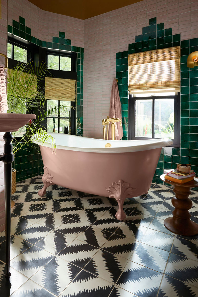 Image de l’espace de bain dans la salle de bain conçue par Justina Blakeney pour la collection Heritage Color de Kohler. L’image met l’accent sur la baignoire à pattes Peachblow Artifacts située au milieu de la fenêtre de l’espace. 