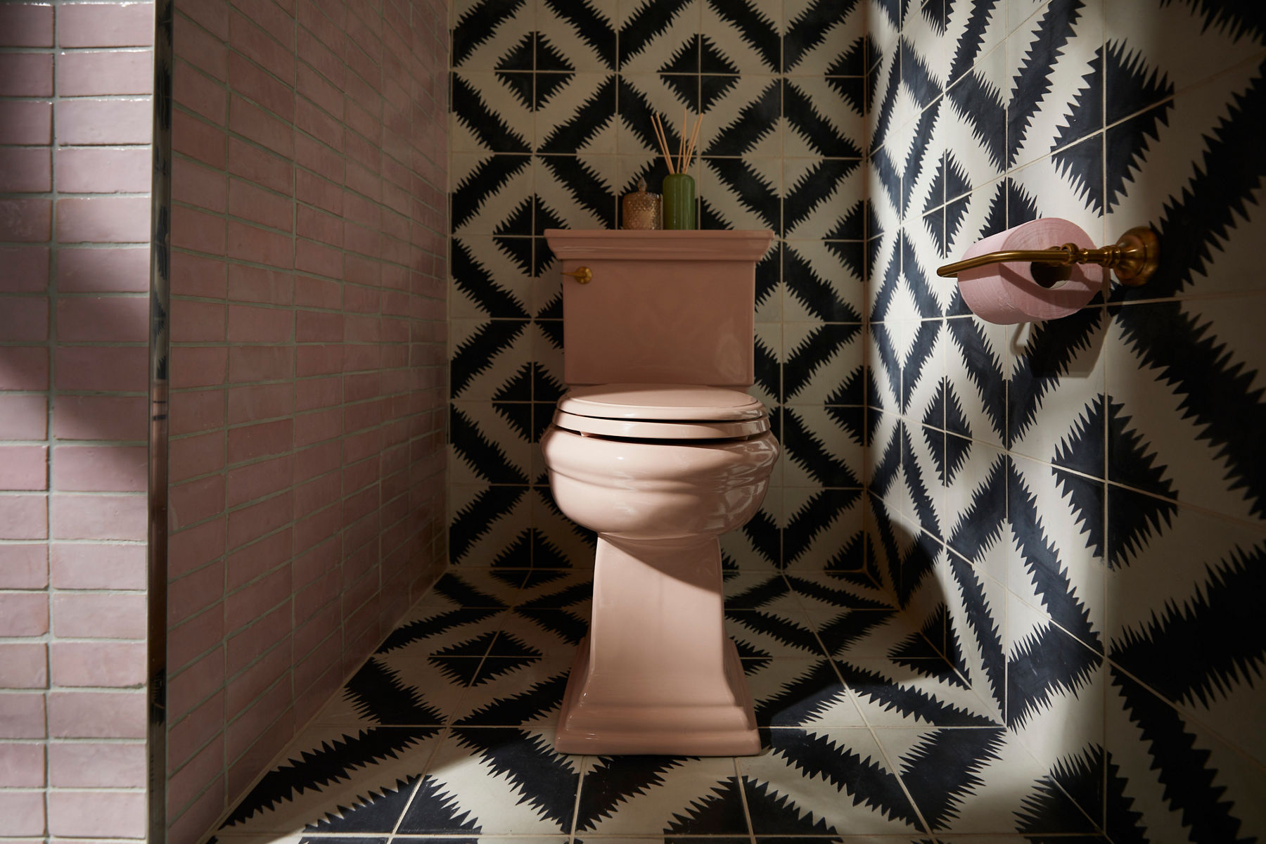 Image de l’espace de toilette dans la salle de bain conçue par Justina Blakeney pour la collection Heritage Color de Kohler. L’image met l’accent sur la toilette Peachblow centrée dans l’alcôve aux carreaux colorés.