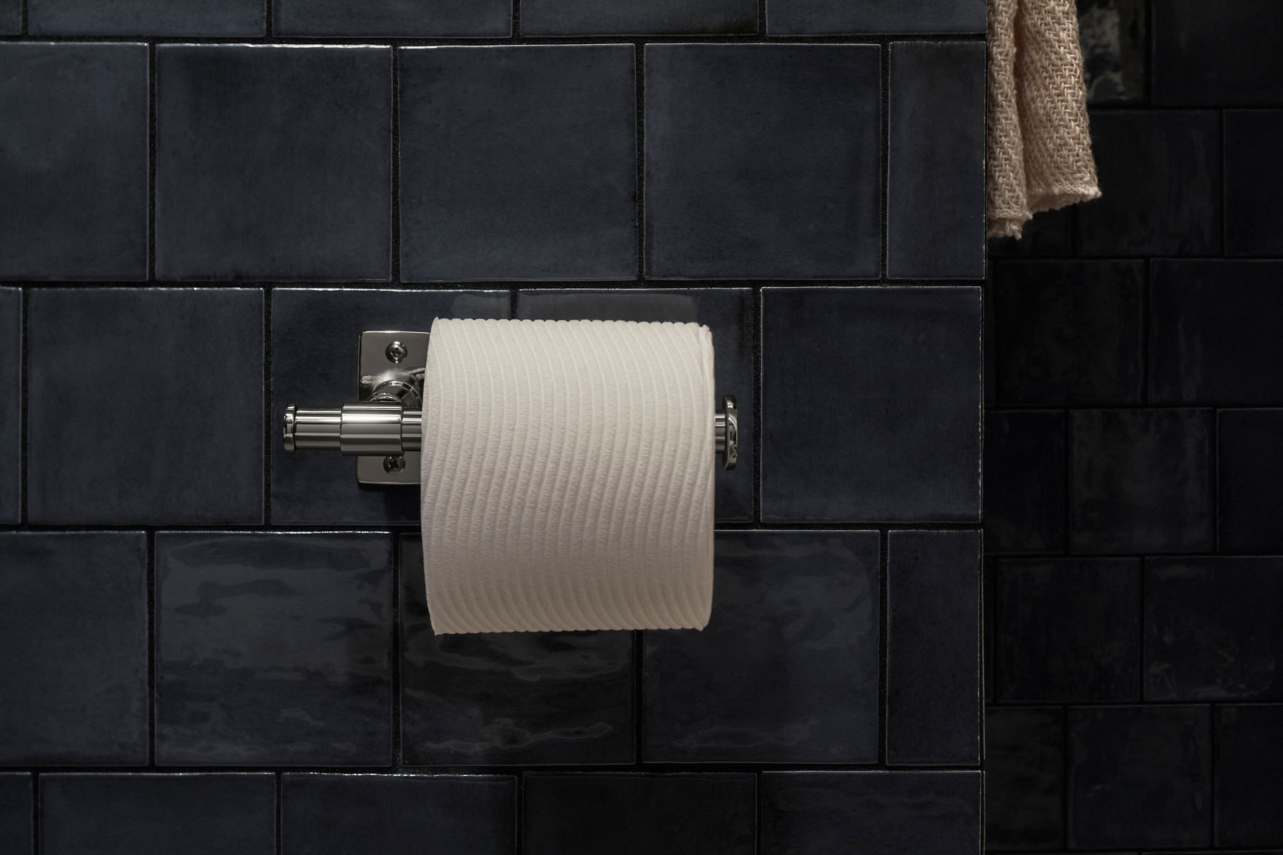 Un porte-papier hygiénique conçu par Shea McGee avec du papier hygiénique.