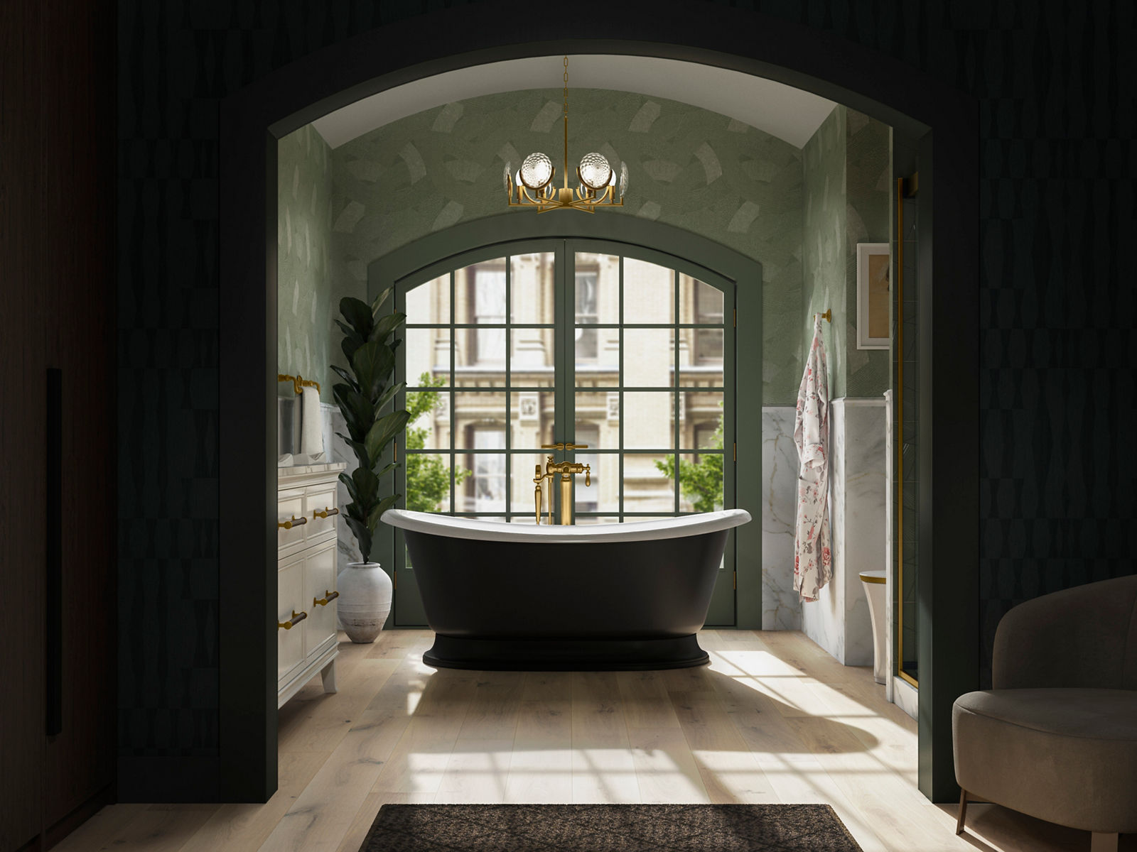 Photo format paysage d’une salle de bain baignée de soleil. Au centre de l’image se trouve une baignoire placée devant une large fenêtre.  La baignoire a un extérieur noir mat et un intérieur blanc avec des robinets dorés.  Sur le côté gauche se trouvent un figuier, des armoires blanches et un porte-serviettes. Sur le côté droit, une serviette est placée sur un crochet mural.