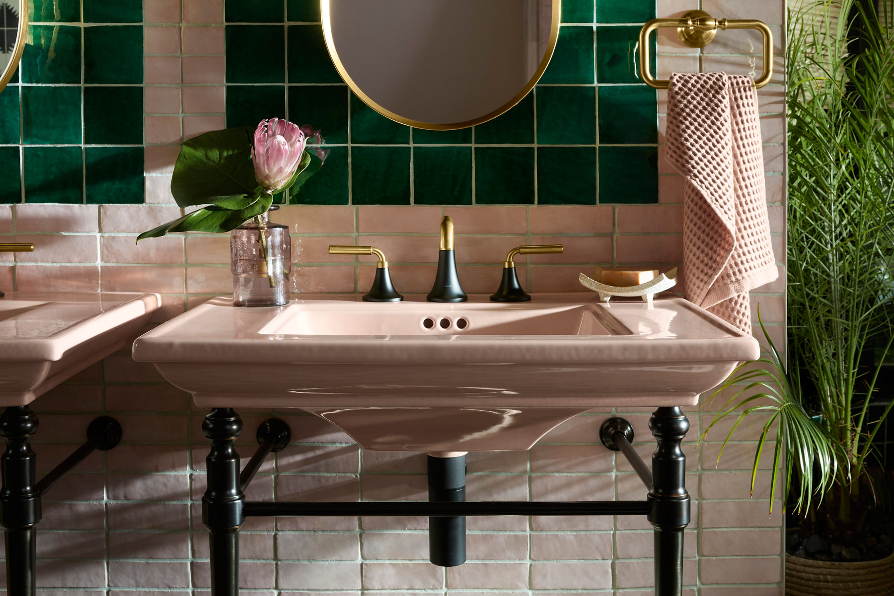 Image du meuble-lavabo dans la salle de bain conçue par Justina Blakeney pour la collection Heritage Color de Kohler. L’image met l’accent sur le lavabo de table console Peachblow avec robinet bicolore noir mat et doré et pieds de table foncés.