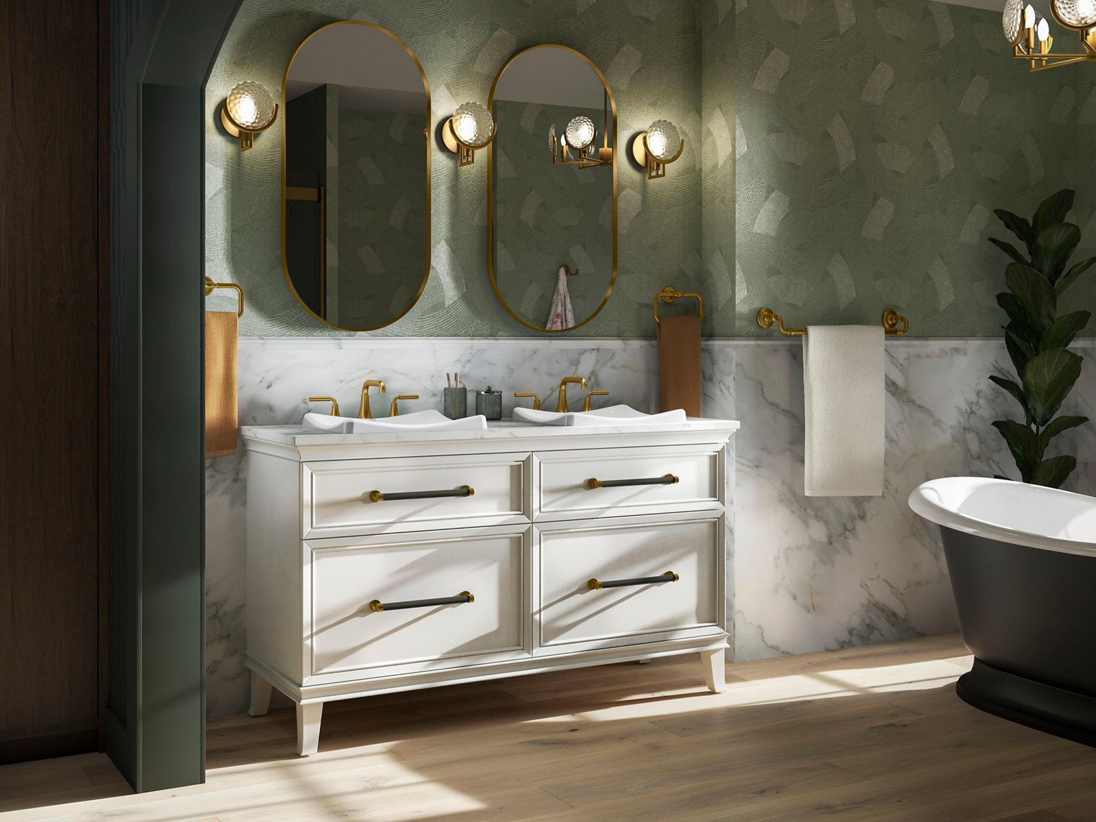 Image format paysage d’un meuble-lavabo double avec deux miroirs, deux appliques murales et deux lavabos avec des robinets dorés attachés à un meuble de rangement blanc. Sur le côté droit se trouve une baignoire noire mate à l’extérieur et blanche à l’intérieur, avec une vue sur une serviette posée sur un porte-serviettes et un figuier.