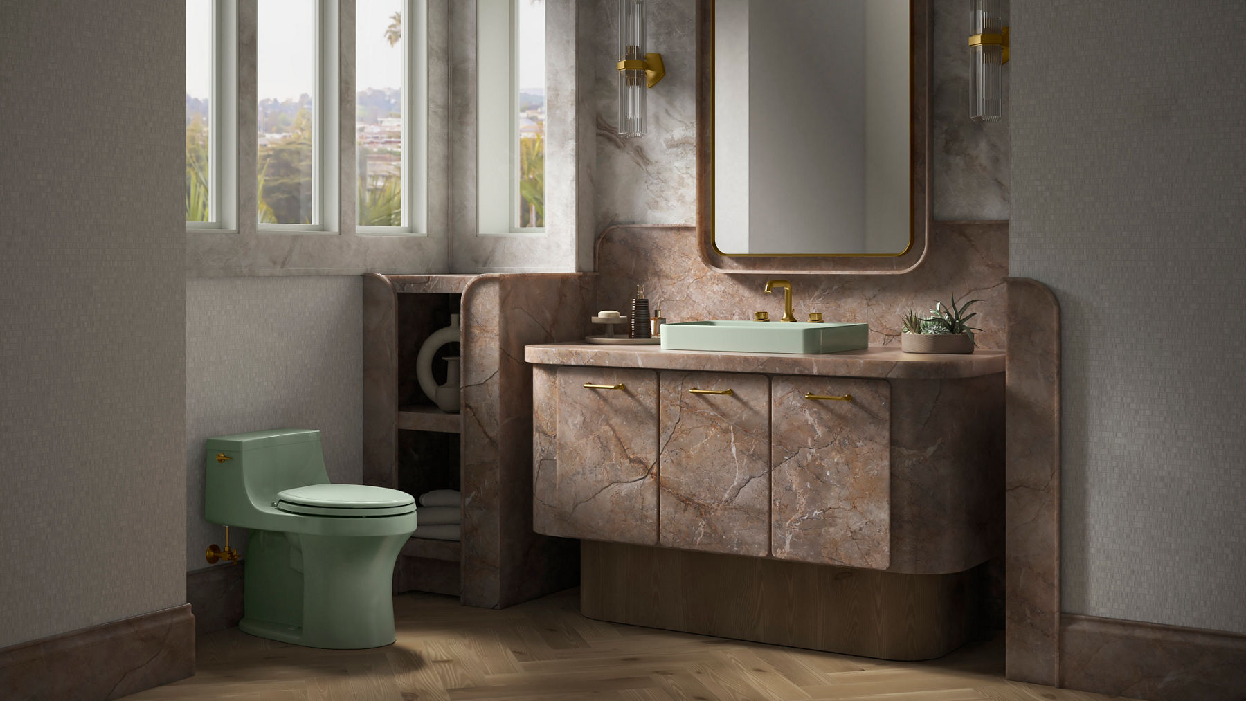 Large image horizontale d’une salle de bain ensoleillée conçue de façon moderne avec du marbre brun rosé, des murs carrelés beiges, un plancher en bois de chêne, un lavabo vert pâle et une toilette vert pâle. Une armoire située à côté du meuble-lavabo contient des éléments de décoration et des serviettes.