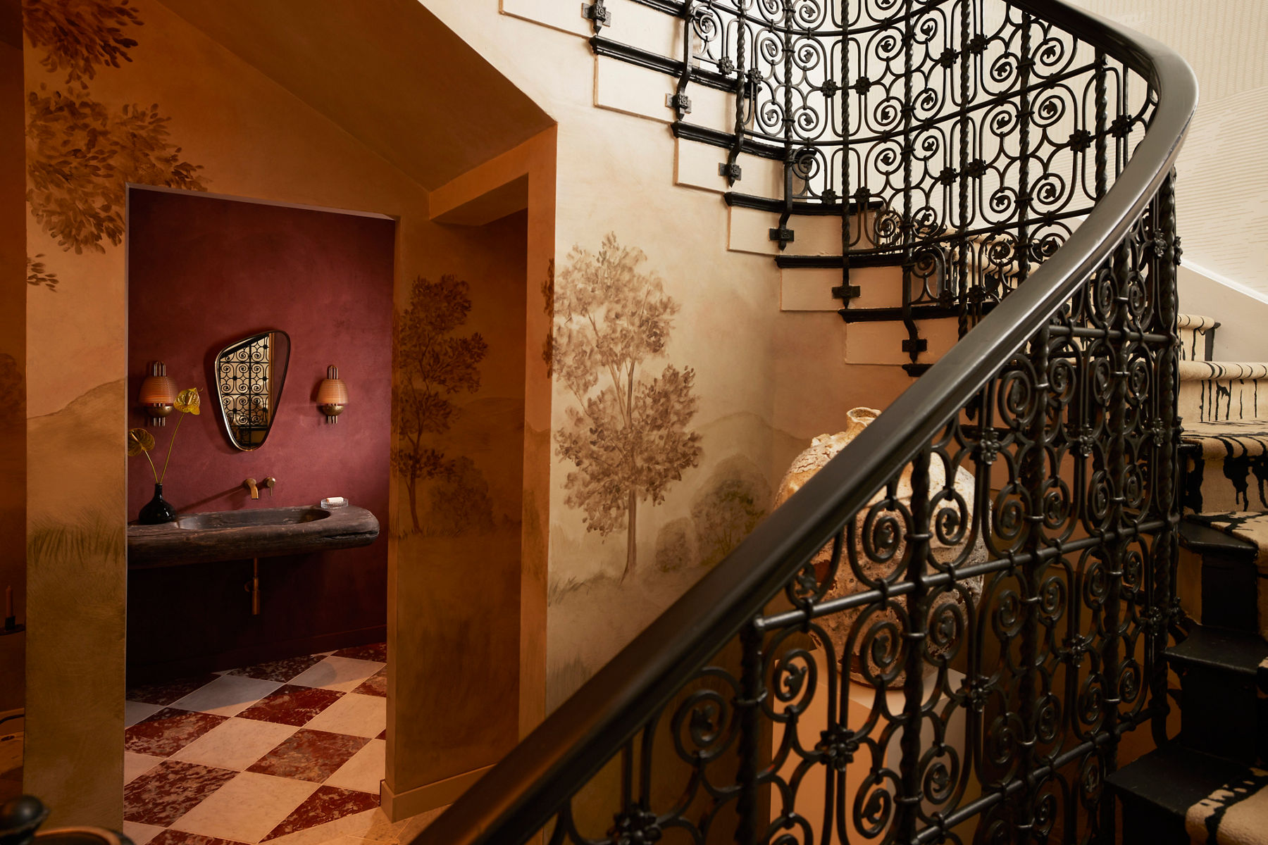 Large image d’une maison ensoleillée. Une salle de bain brun rougeâtre se trouve sur le côté gauche, et on aperçoit un grand hall beige avec une cage d’escalier noir et beige.  La salle de bain laisse entrevoir un miroir asymétrique, un meuble-lavabo couleur grès rouge, un robinet de lavabo doré et des appliques murales orange. Un magnifique plan large d’une maison ensoleillée. Une salle de bain brun rougeâtre se trouve sur le côté gauche, et on aperçoit un grand hall beige avec une cage d’escalier noir et beige.  La salle de bain laisse entrevoir un miroir asymétrique, un meuble-lavabo en pierre brune, un robinet de lavabo doré et des appliques murales orange. Large image d’une maison ensoleillée. Une salle de bain brun rougeâtre se trouve sur le côté gauche, et on aperçoit un grand hall beige avec une cage d’escalier noir et beige.  La salle de bain laisse entrevoir un miroir asymétrique, un meuble-lavabo en pierre brune, un robinet de lavabo doré et des appliques murales orange. Large image d’une maison ensoleillée. Une salle de bain brun rougeâtre se trouve sur le côté gauche, et on aperçoit un grand hall beige avec une cage d’escalier noir et beige.  La salle de bain laisse entrevoir un miroir asymétrique, un meuble-lavabo en pierre brune, un robinet de lavabo doré et des appliques murales orange.