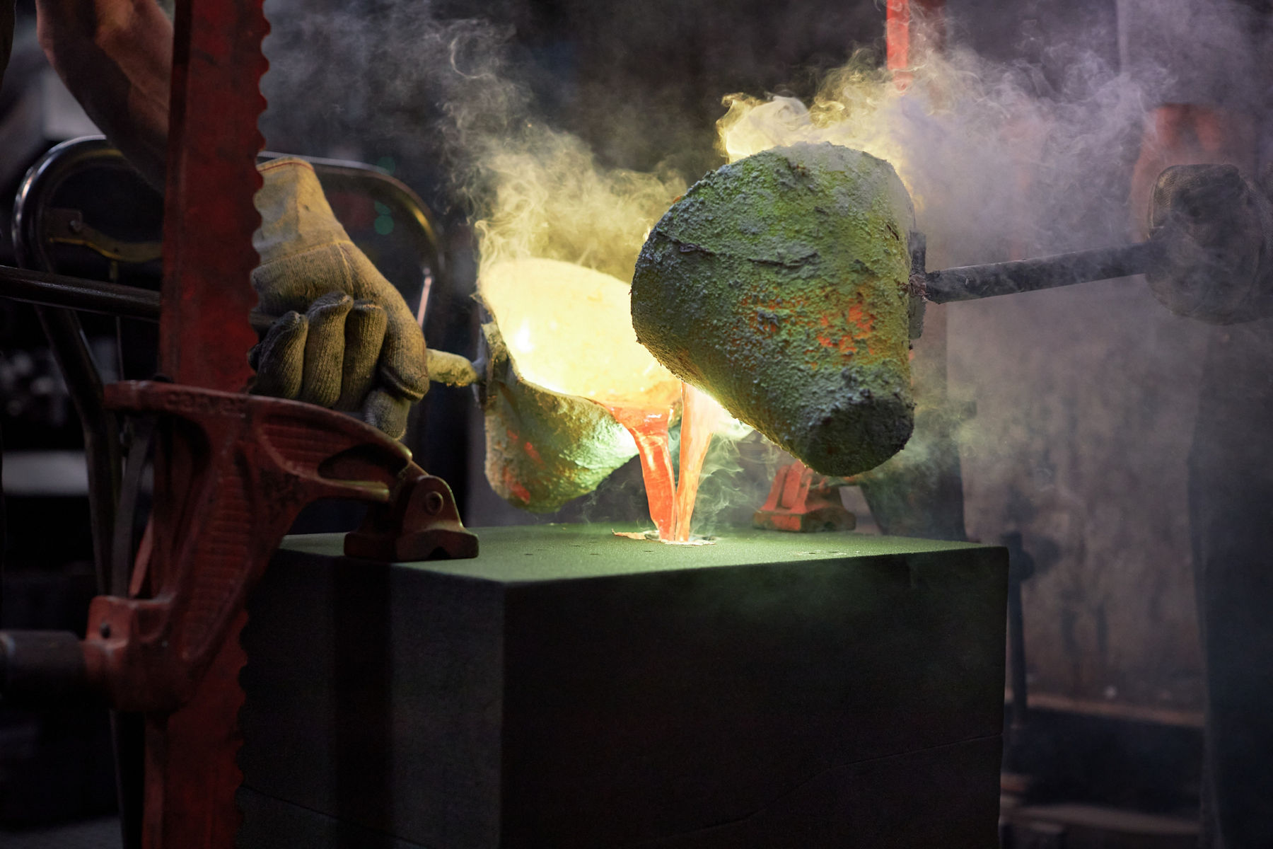 Une installation de fabrication où du métal fondu est versé dans un moule pour la partie en laiton de l’évier Rock.01.