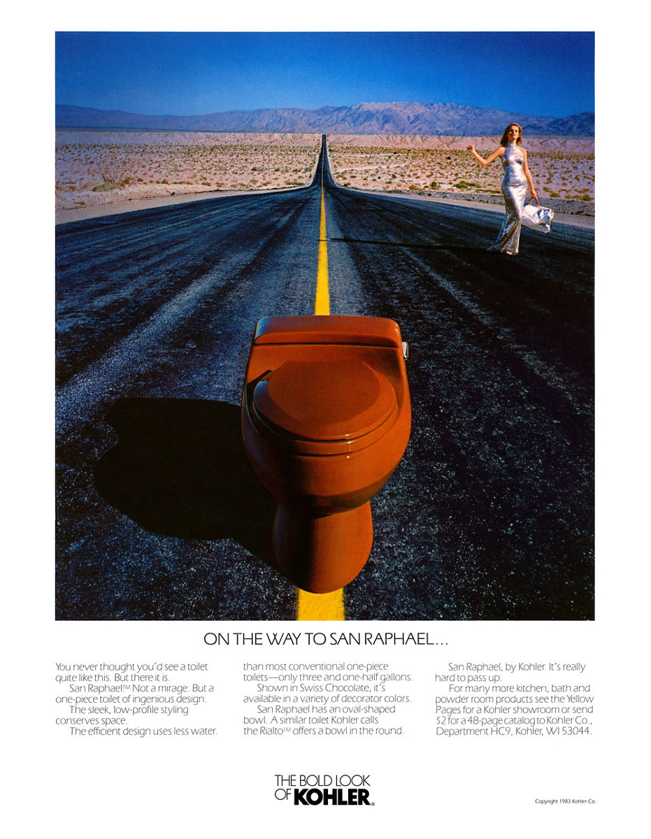 Une publicité imprimée montrant une toilette brune au milieu d’une route ouverte avec une femme vêtue d’une robe en satin faisant de l’autostop sur le côté de la route.