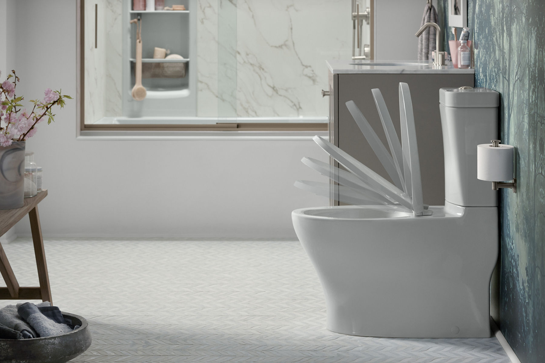 Photo en accéléré d’une salle de bain blanche avec fermeture du siège de toilette Reveal Quiet-Close