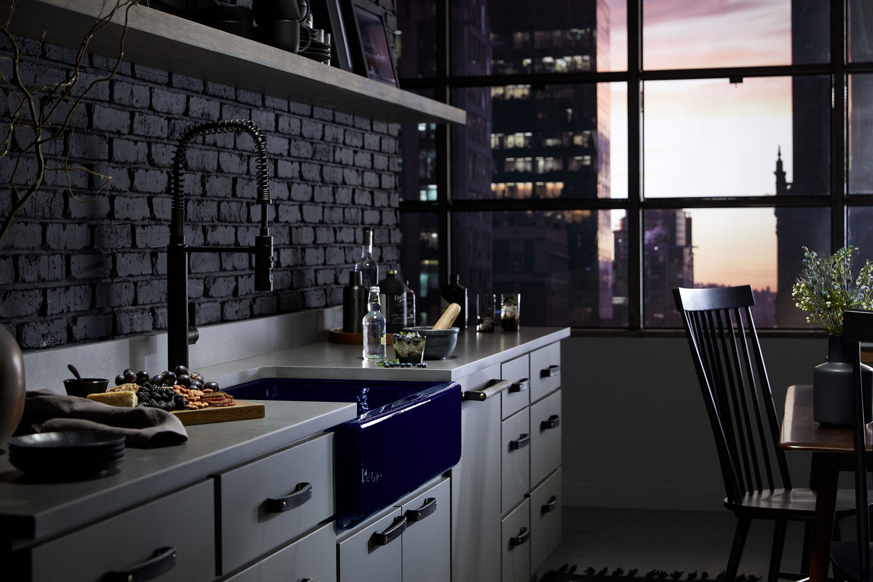 Une vue de profil d’un robinet de cuisine sortant semi-professionnel Purist de KOHLER en noir mat.